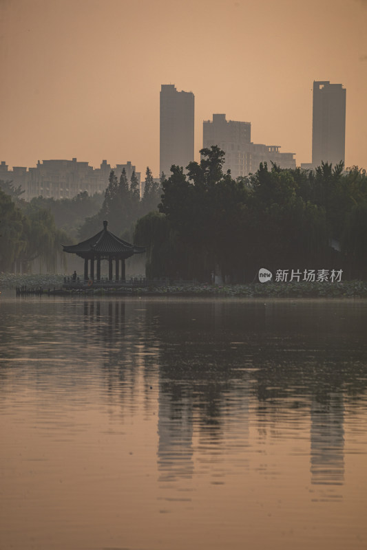 济南大明湖风景区雾色日出景点景观城市风光