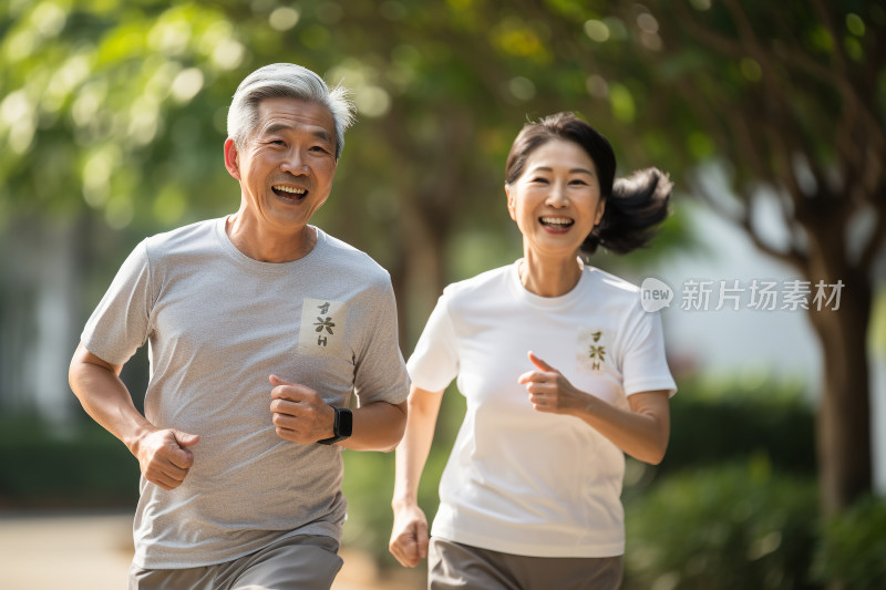 快乐健康的老年夫妇公园跑步锻炼身体