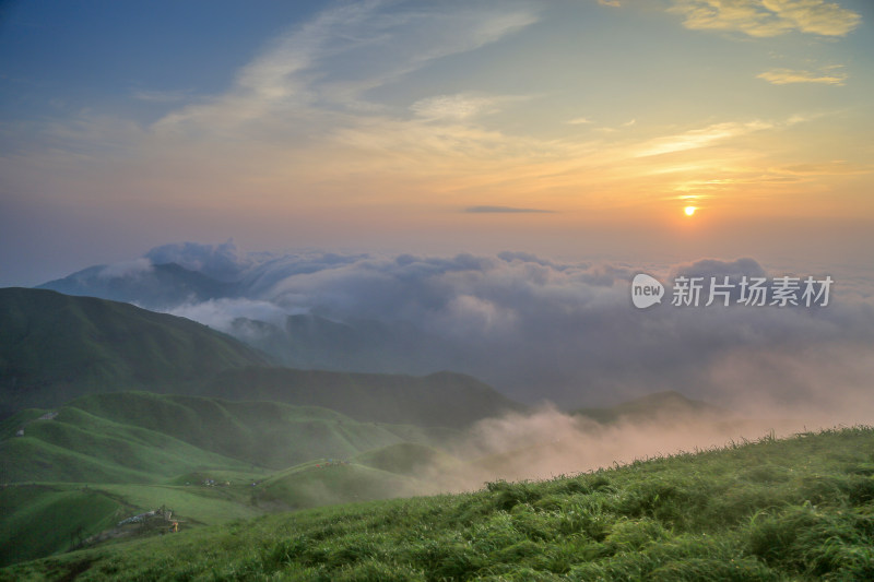 唯美清晨高山日出云海 武功山高山草甸