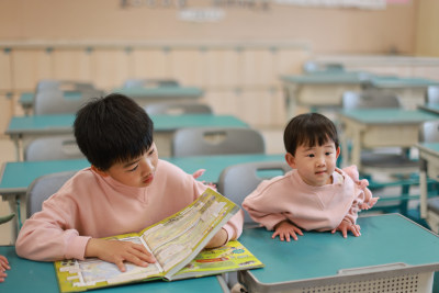 小学生在教室里学习