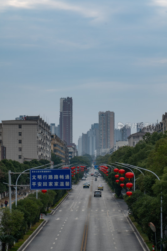 挂红灯笼的城市街道景象