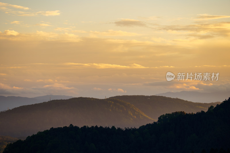 夕阳下的高山云雾