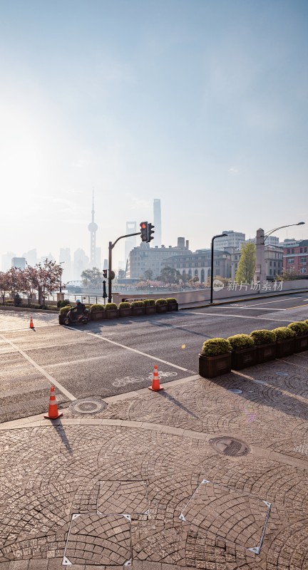 上海街道与陆家嘴天际线景观