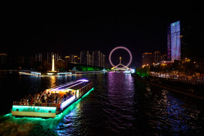 夜晚河流上的天津之眼摩天轮夜景