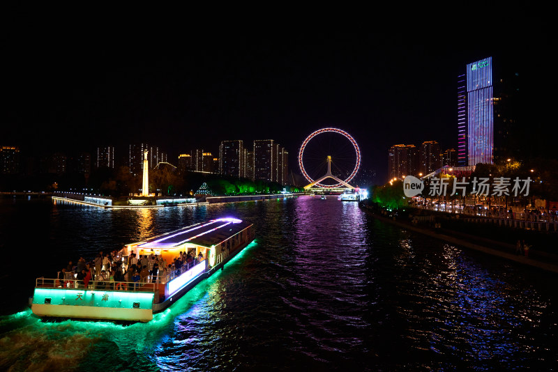 夜晚河流上的天津之眼摩天轮夜景