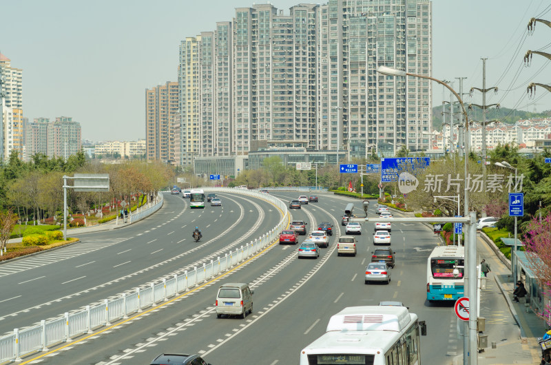 青岛一处城市道路拐弯处