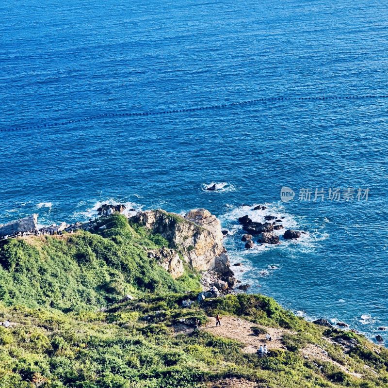 山巅俯瞰蔚蓝大海与海岸线