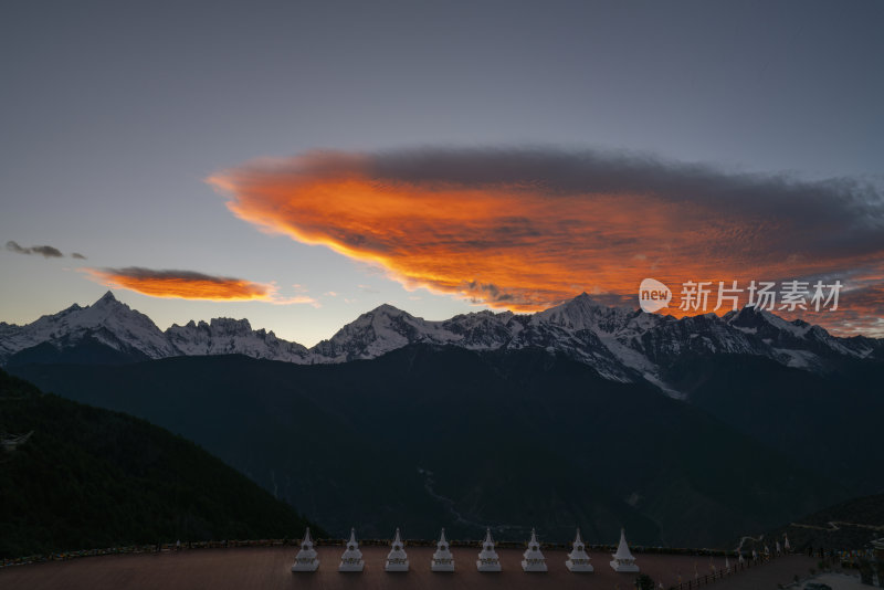 梅里雪山与彩云的壮美景观