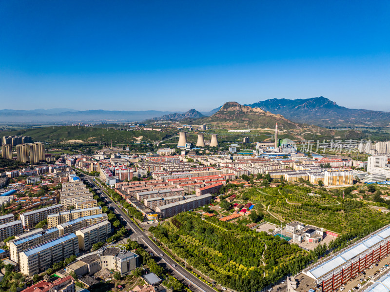 河北张家口市下花园区鸡鸣山脚下的城镇全景