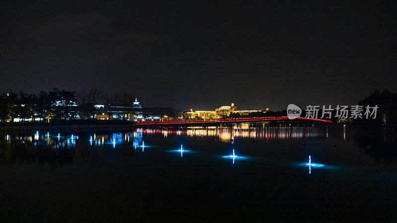 夜晚灯光映照水面的美丽湖景