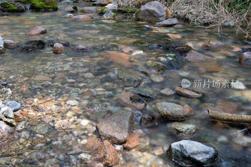 慢门拍摄大山里流淌的溪水