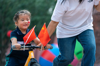 幼儿园孩子平衡车比赛体育运动迎国庆