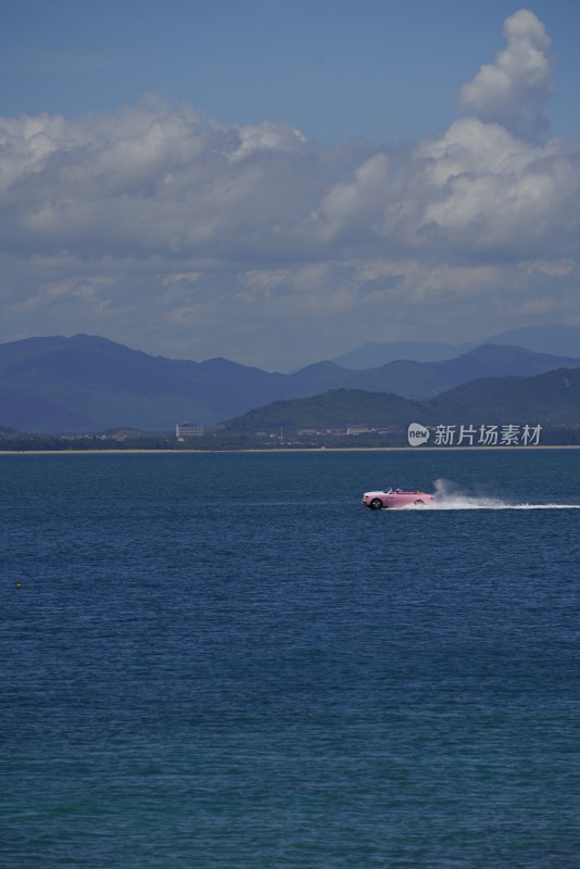 海上行驶的粉色快艇