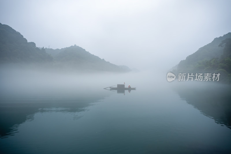 湖南郴州小东江晨雾小船薄雾笼罩下宁静之美