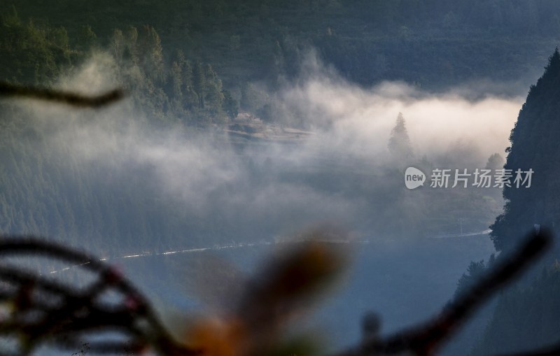 重庆酉阳：雾起群山