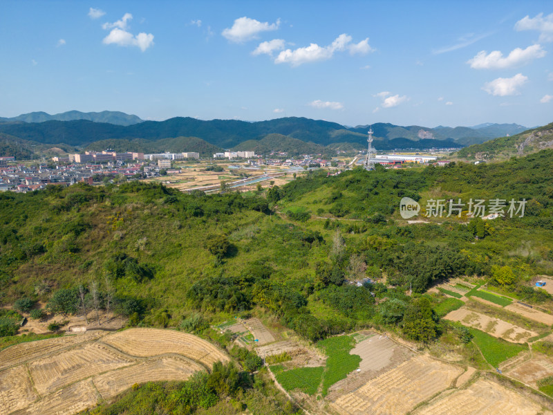 航拍蓝天白云下的青山河流村庄风光