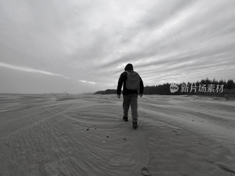 孤独 沙丘行走 沙漠海滩风吹沙子
