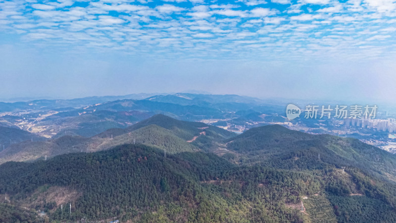 连绵起伏巍峨大山航拍图