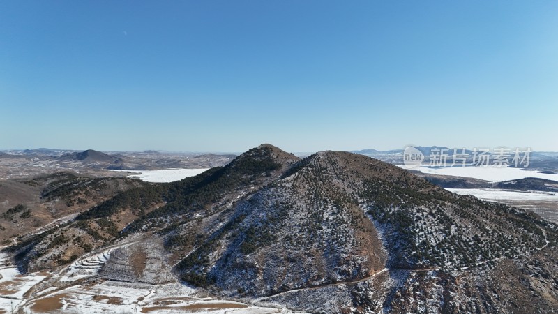 冬季群山的壮阔航拍景象