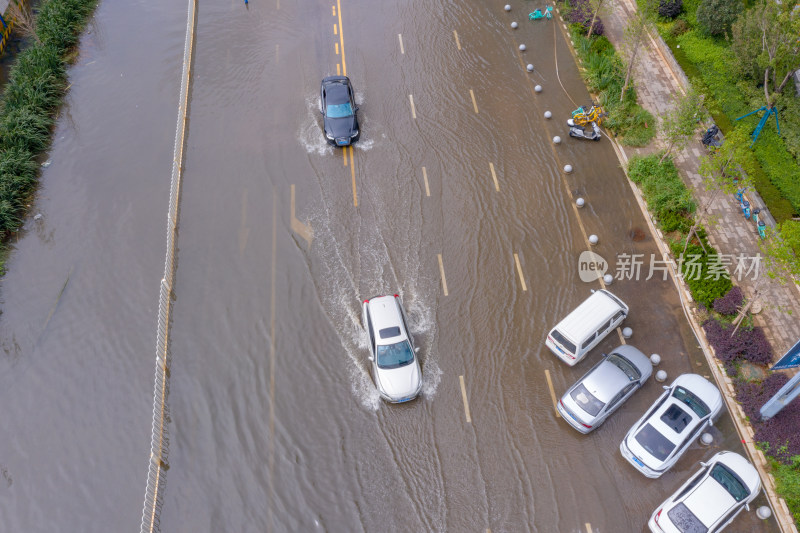 雨后积水的城市道路