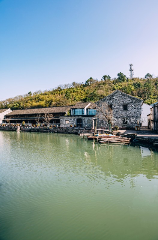 宁波韩岭水街水边石砌建筑与停泊船只