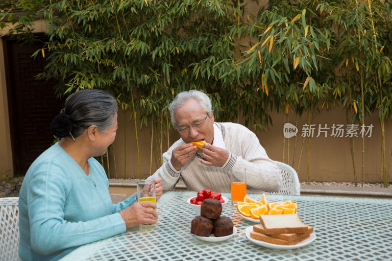 老年夫妻在院子里吃早餐