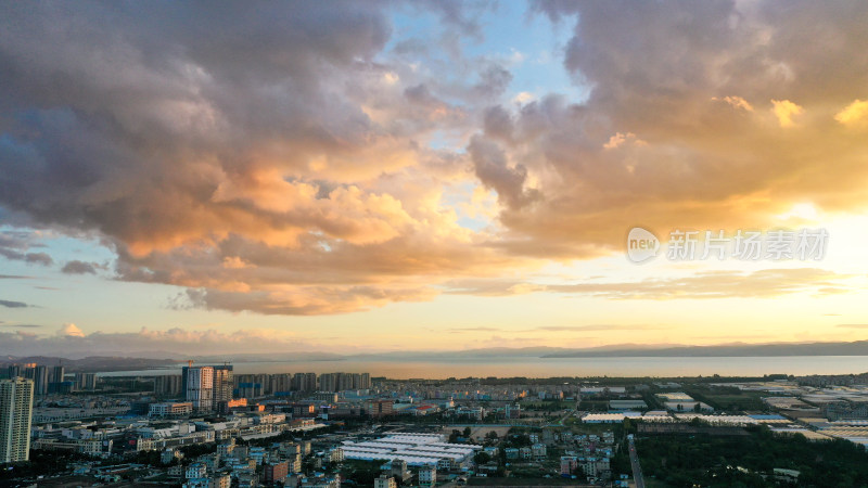 城市天际线下的夕阳余晖