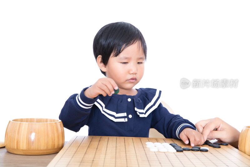 指导下的中国小女孩在学习下围棋