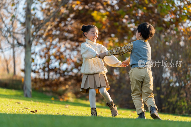 孩子们在草地上玩