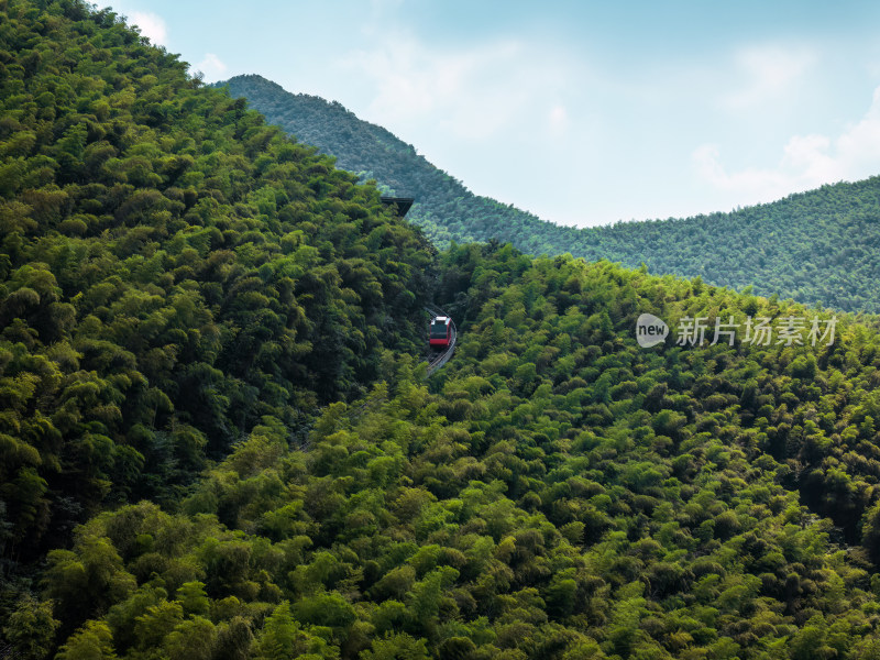 夏季航拍常州溧阳天目山南山竹海景区小火车