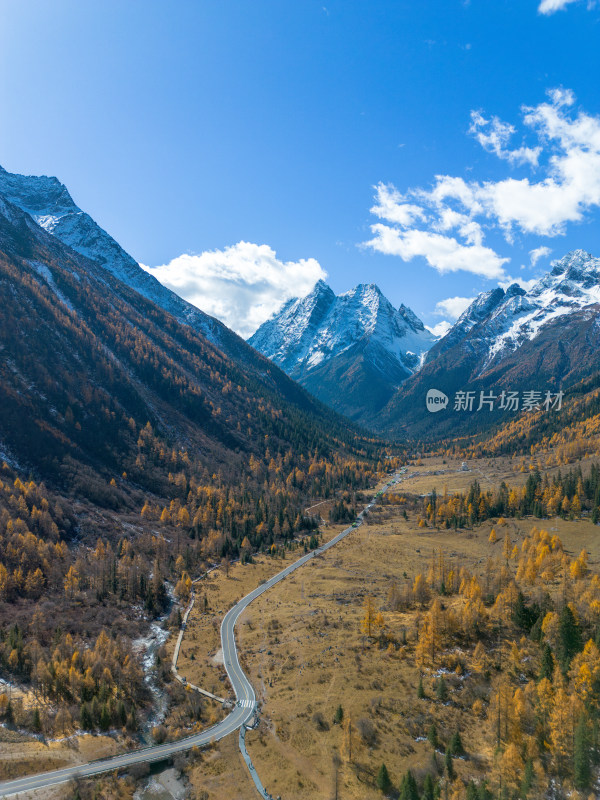 四姑娘山双桥沟景区航拍雪山公路秋景