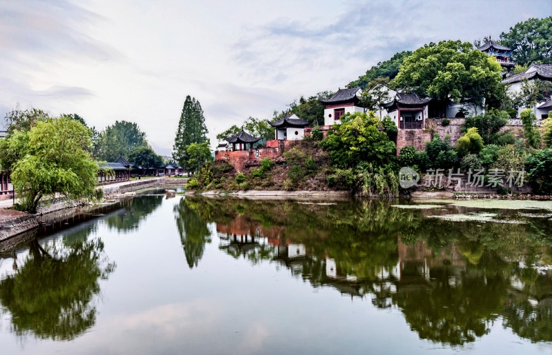 黄冈东坡赤壁湖边中式古建筑风景