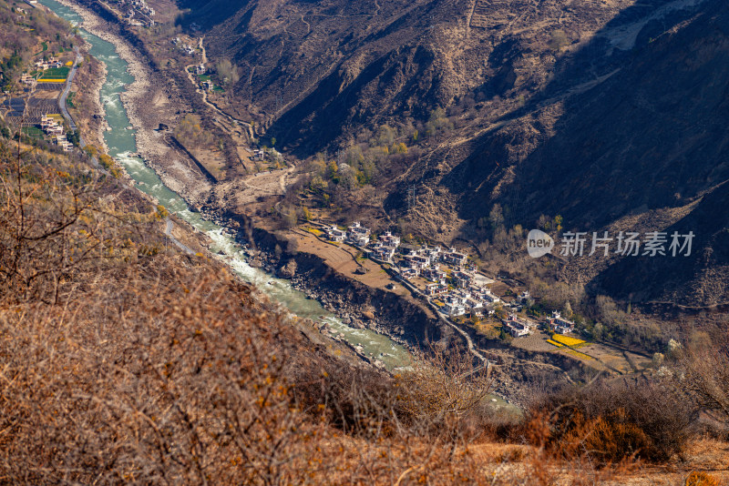 高原峡谷风光丹巴民居