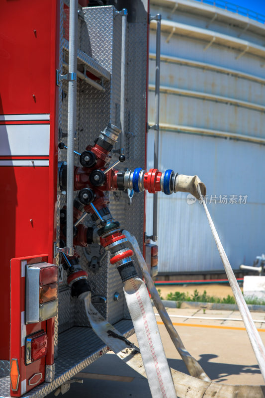 消防车连接消防水带特写