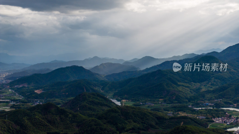 日落时耶稣光照在群山的美丽风景