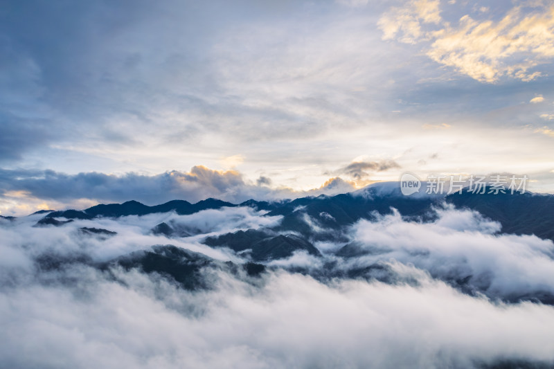 云海之上的壮丽山脉景观