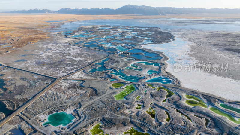 航拍青海大柴旦翡翠湖青甘大环线五彩盐湖