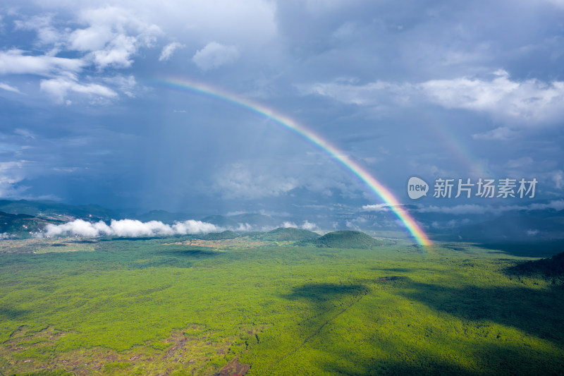 彩虹下的绿色山林 腾冲火山群