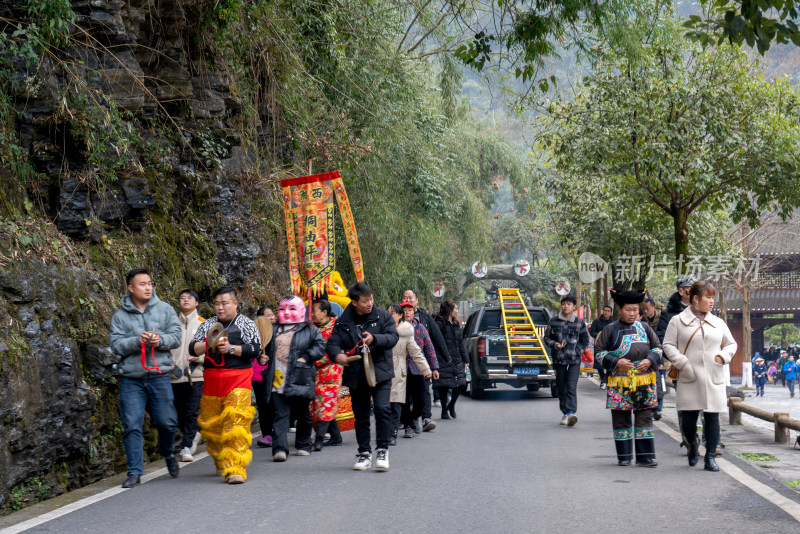 湖南湘西吉首市德夯苗寨春节新年舞狮航拍