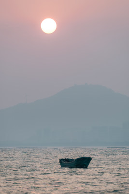 广东阳江海陵岛红白相间的灯塔矗立在礁石上