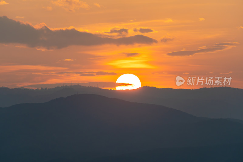 夕阳西下映照山峦的壮美景观