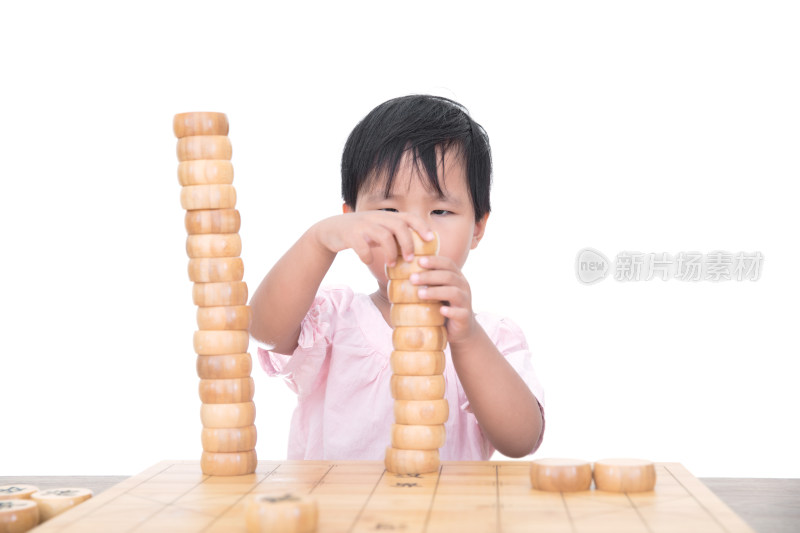 在白背景前的桌子上摞中国象棋棋子