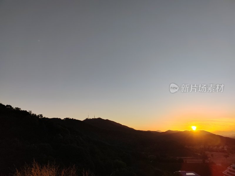 山间日落景象，金色阳光照耀大地