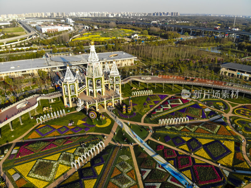 空中俯瞰造型独特的多彩花园景观