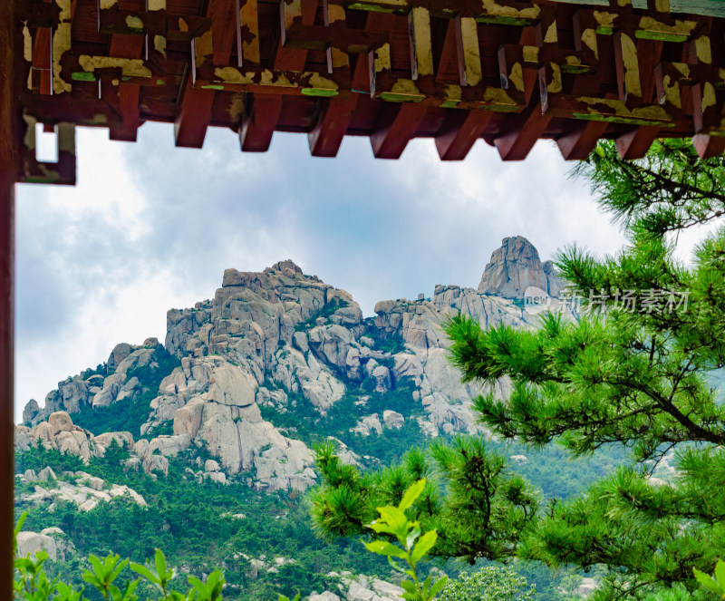 青岛崂山仰口景区，透过亭子看到巍峨的山峰