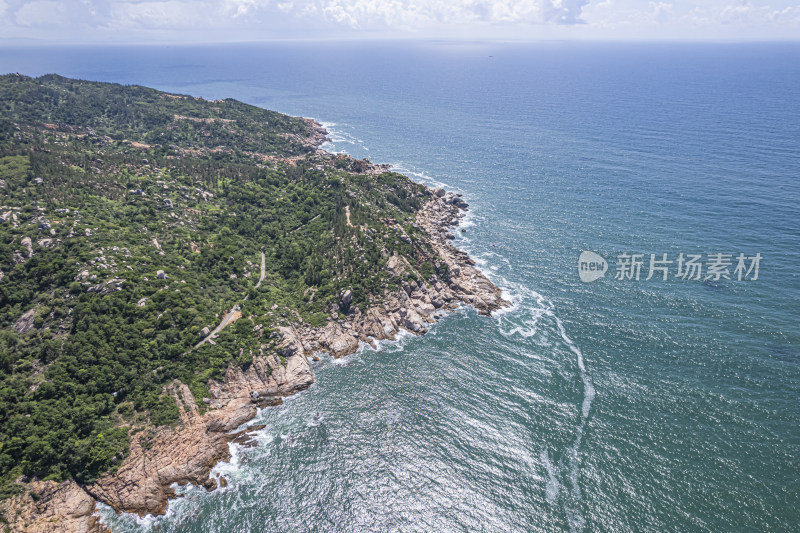 夏季碧海蓝天海岸线自然风光摄影配图