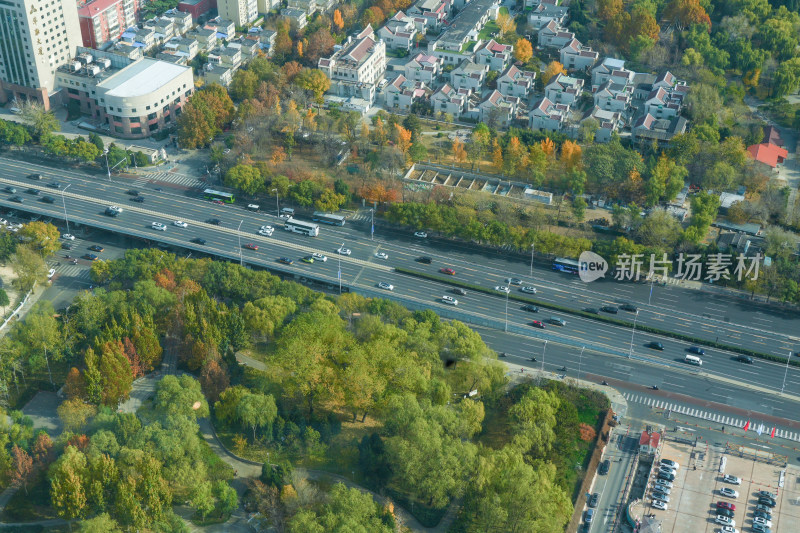 北京西二环路立交桥道路和行驶的车辆