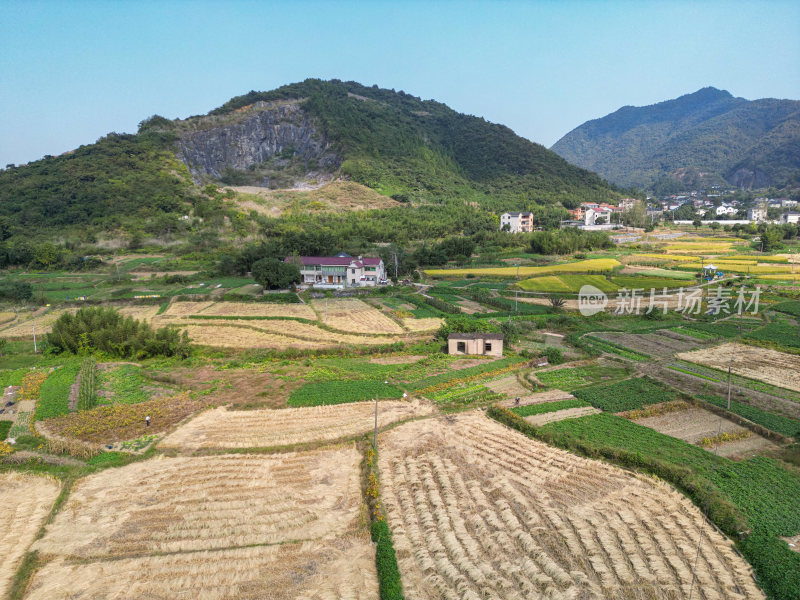 航拍蓝天白云下的青山河流村庄风光