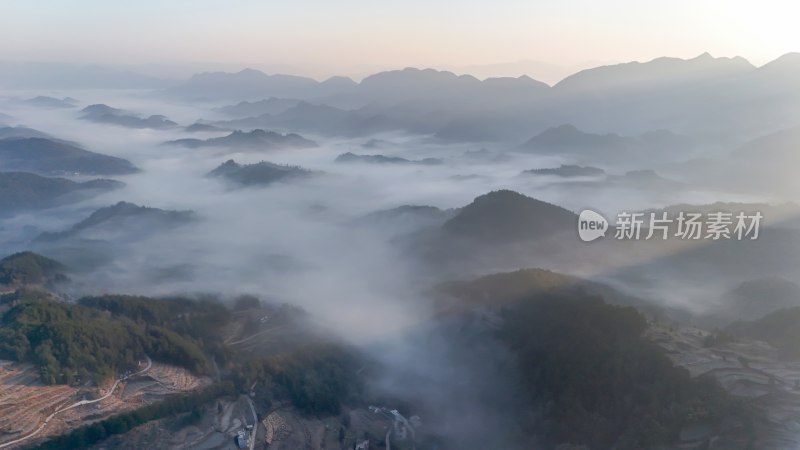 重庆酉阳：雾锁青山村庄靓