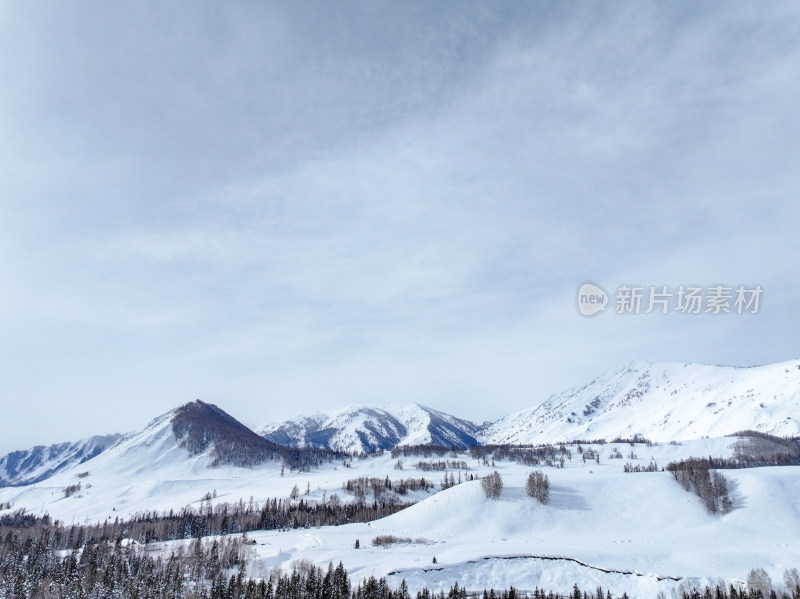 中国新疆阿勒泰禾木冬季雪景白雪覆盖的禾木